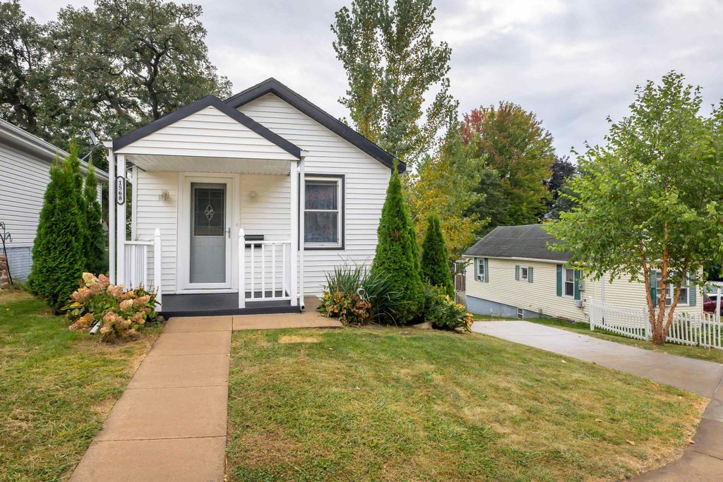 Photo of 1568 Fairfax Avenue, Dubuque, IA 52001 (MLS # 153108)