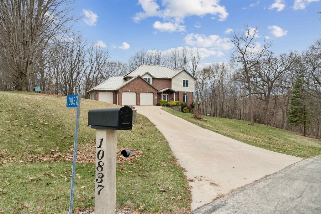 Photo of 10837 Golden Oaks Court, Dubuque, IA 52003 (MLS # 154221)