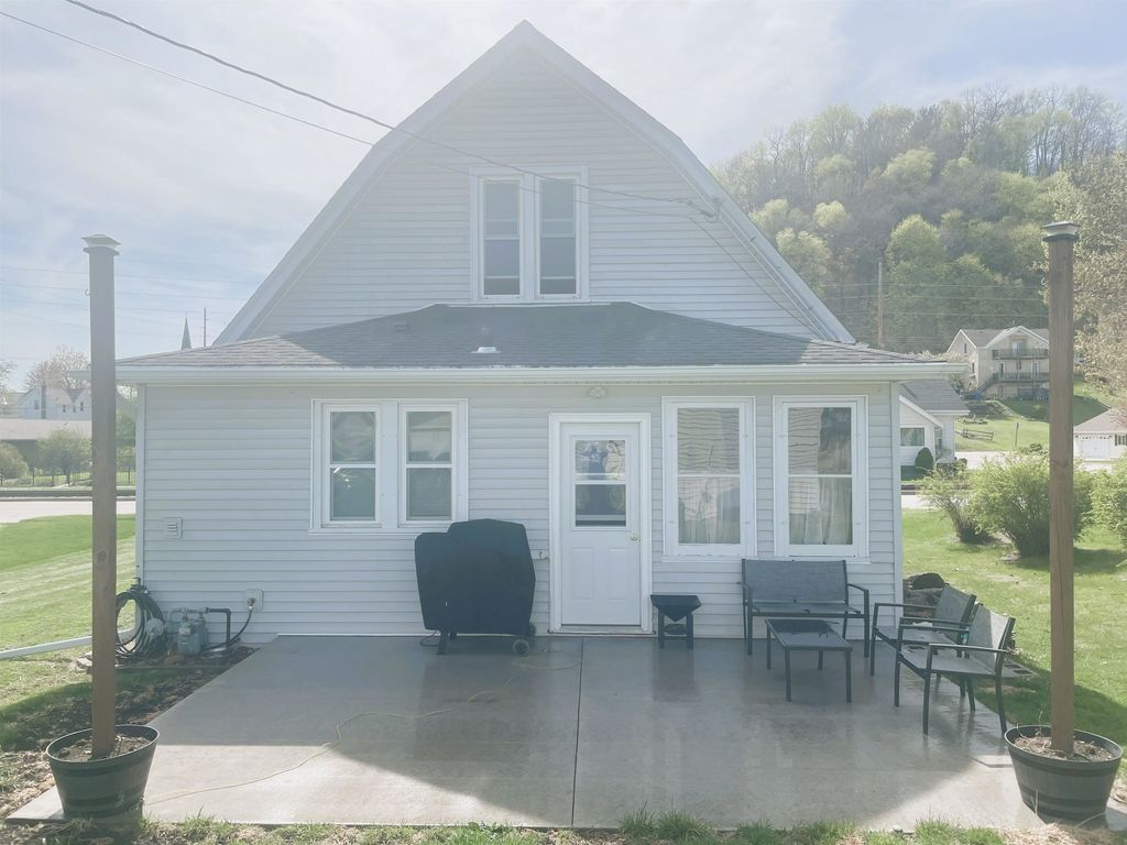 Photo of 507 N 2nd Street, Bellevue, IA 52031 (MLS # 152035)