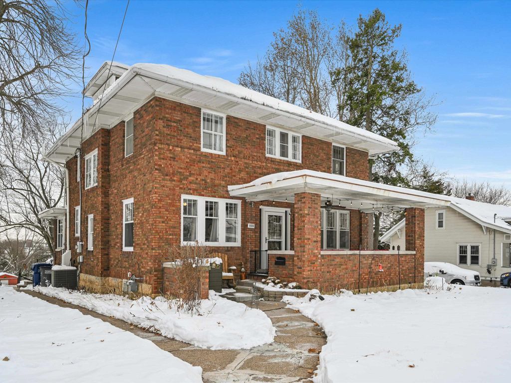 Photo of 2422 University Avenue, Dubuque, IA 52001 (MLS # 153584)