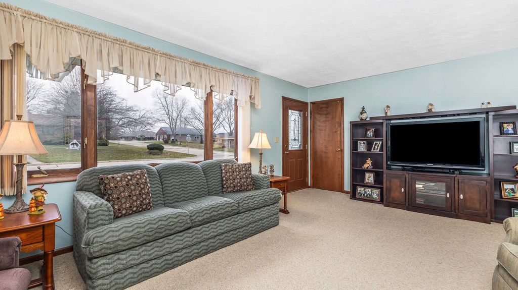 Photo of 2332 Briarwood Drive, Dubuque, IA 52002 (MLS # 153531)