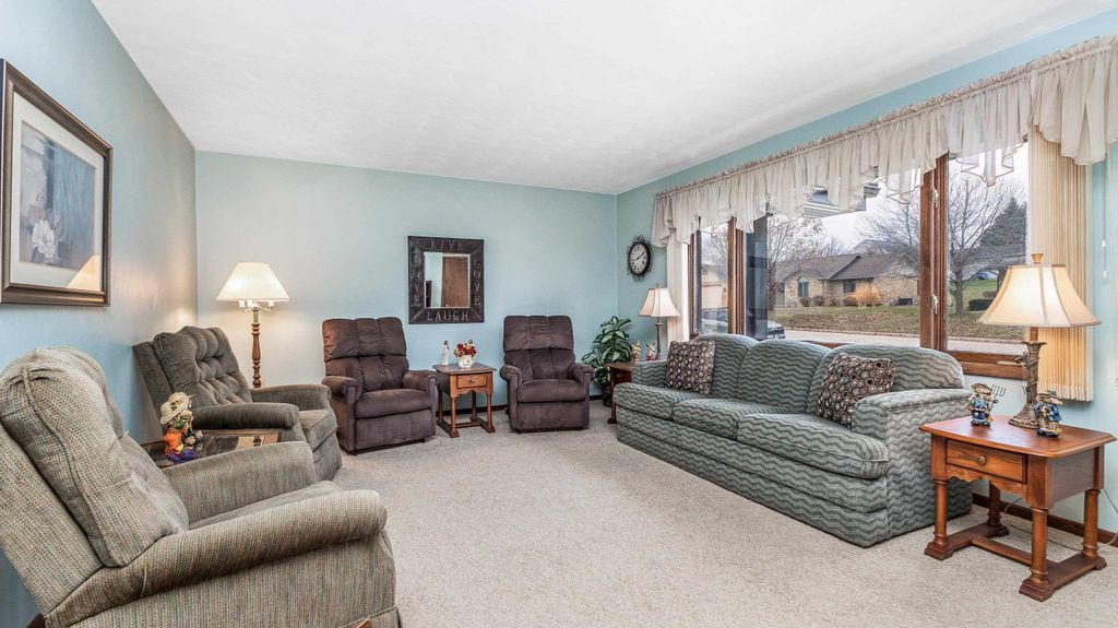 Photo of 2332 Briarwood Drive, Dubuque, IA 52002 (MLS # 153531)