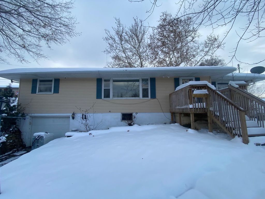 Photo of 1070 Roosevelt Street, Dubuque, IA 52001 (MLS # 153574)