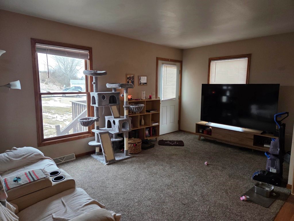 Photo of 2143 Hummingbird Drive, Dubuque, IA 52002 (MLS # 153661)