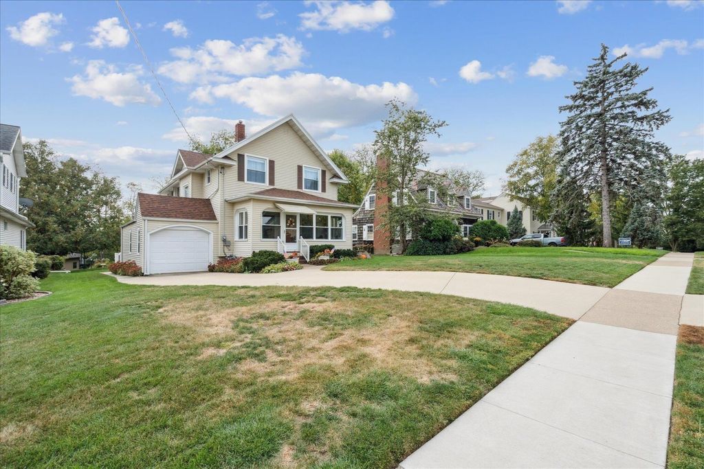 Photo of 1760 Plymouth Court, Dubuque, IA 52003 (MLS # 153446)