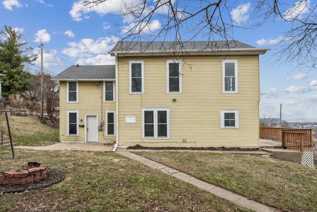 Photo of 1505 Montrose Terrace, Dubuque, IA 52001 (MLS # 154112)