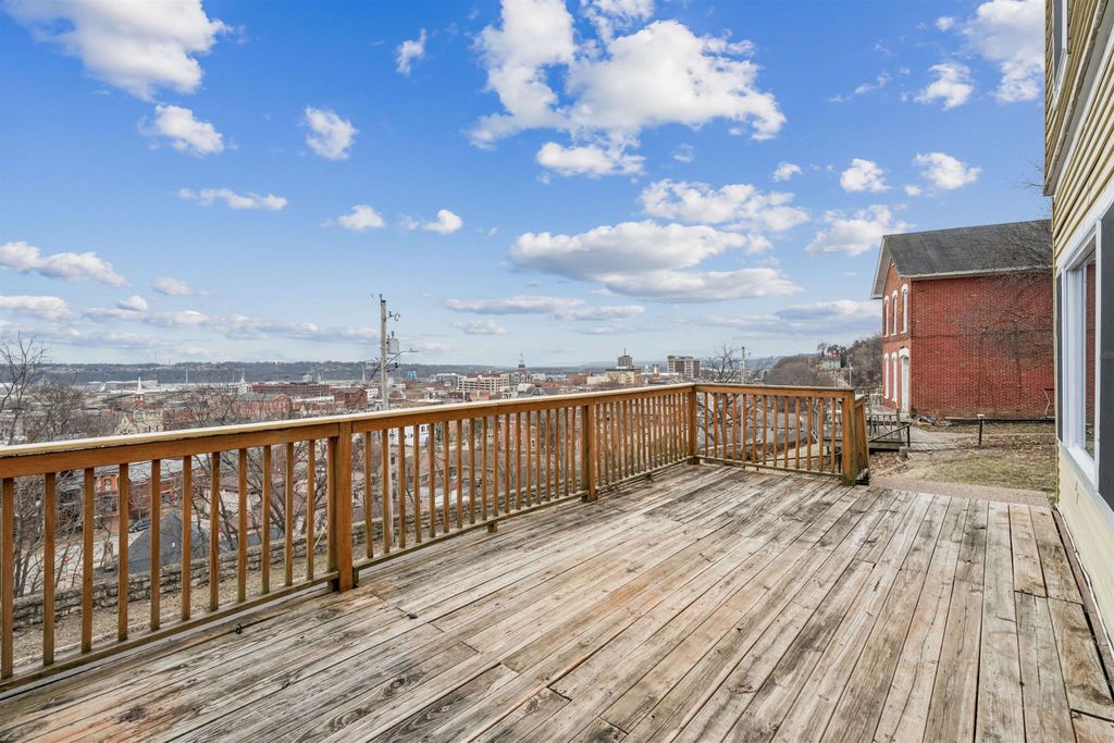 Photo of 1505 Montrose Terrace, Dubuque, IA 52001 (MLS # 154112)