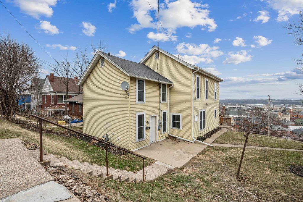 Photo of 1505 Montrose Terrace, Dubuque, IA 52001 (MLS # 154112)