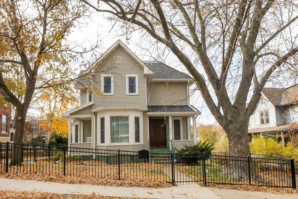 Photo of 395 Burch Street, Dubuque, IA 52001 (MLS # 153494)