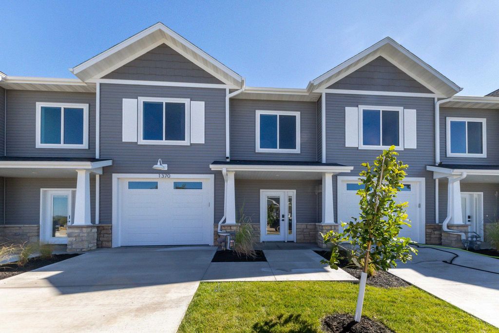 Photo of 1370 Autumn Ridge Lane, Dubuque, IA 52003 (MLS # 153159)