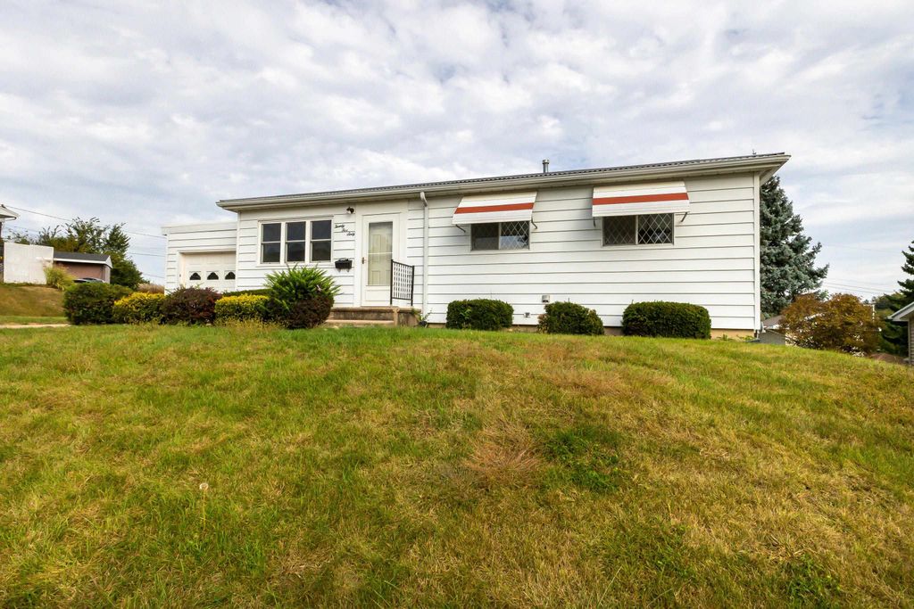Photo of 2560 Crissy Drive, Dubuque, IA 52001 (MLS # 153197)