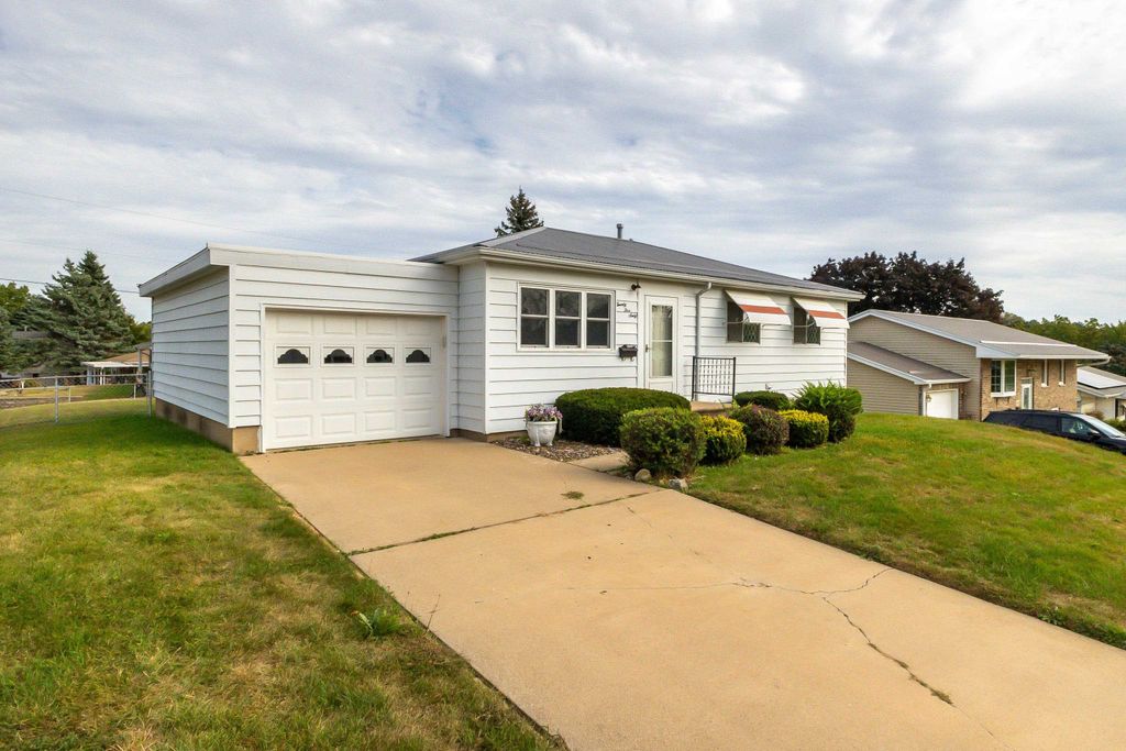 Photo of 2560 Crissy Drive, Dubuque, IA 52001 (MLS # 153197)
