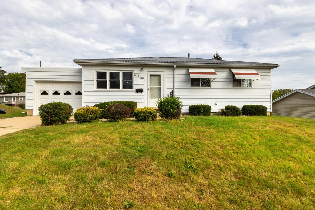 Photo of 2560 Crissy Drive, Dubuque, IA 52001 (MLS # 153197)