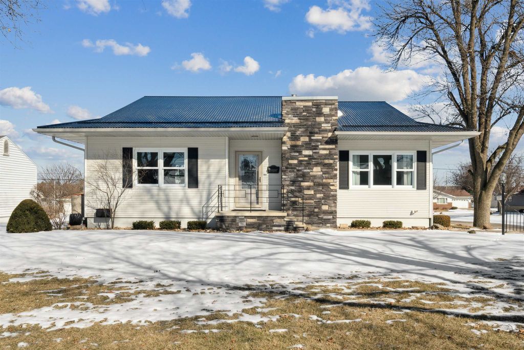 Photo of 1324 2nd Ave SE Ave, Dyersville, IA 52040 (MLS # 153924)