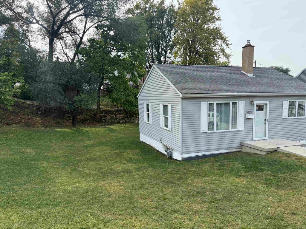 Photo of 1425 Adair Street, Dubuque, IA 52001 (MLS # 154179)