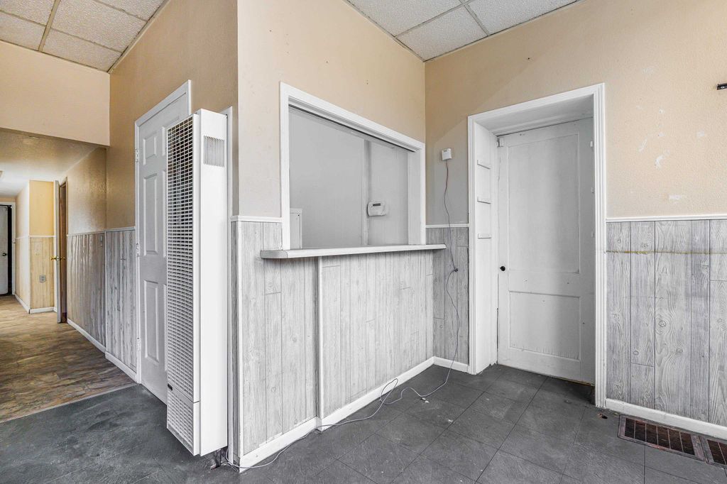 Photo of 646 Central Avenue, Dubuque, IA 52001 (MLS # 152329)