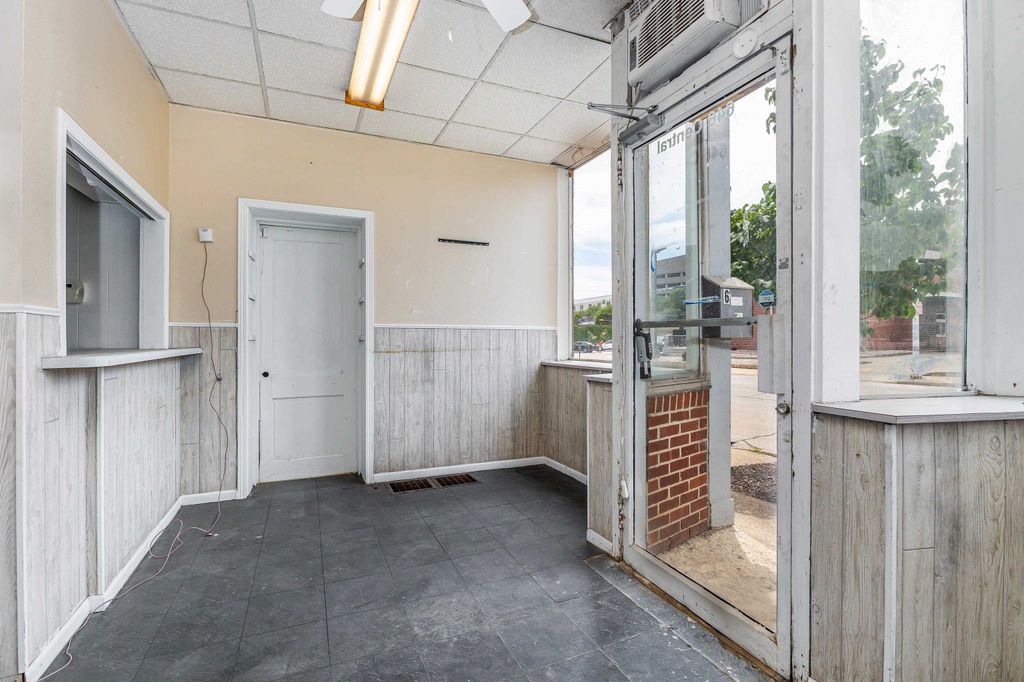 Photo of 646 Central Avenue, Dubuque, IA 52001 (MLS # 152329)