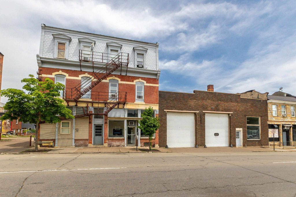 Photo of 646 Central Avenue, Dubuque, IA 52001 (MLS # 152329)