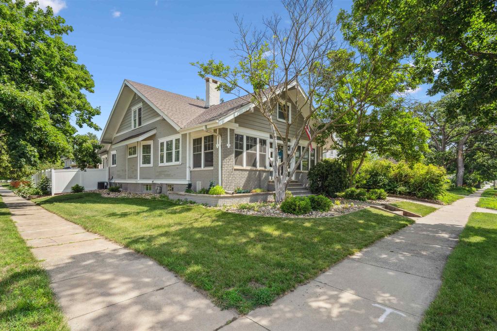 Photo of 800 E Main St St, Manchester, IA 52057 (MLS # 153270)
