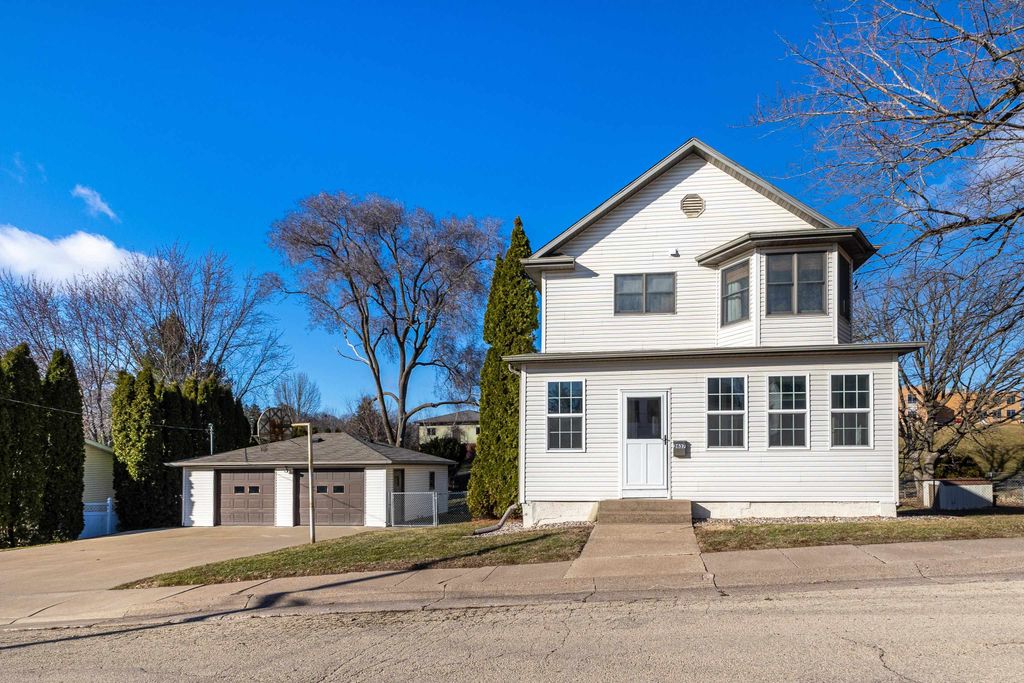 Photo of 2637 Nebraska Street, Dubuque, IA 52001 (MLS # 154132)