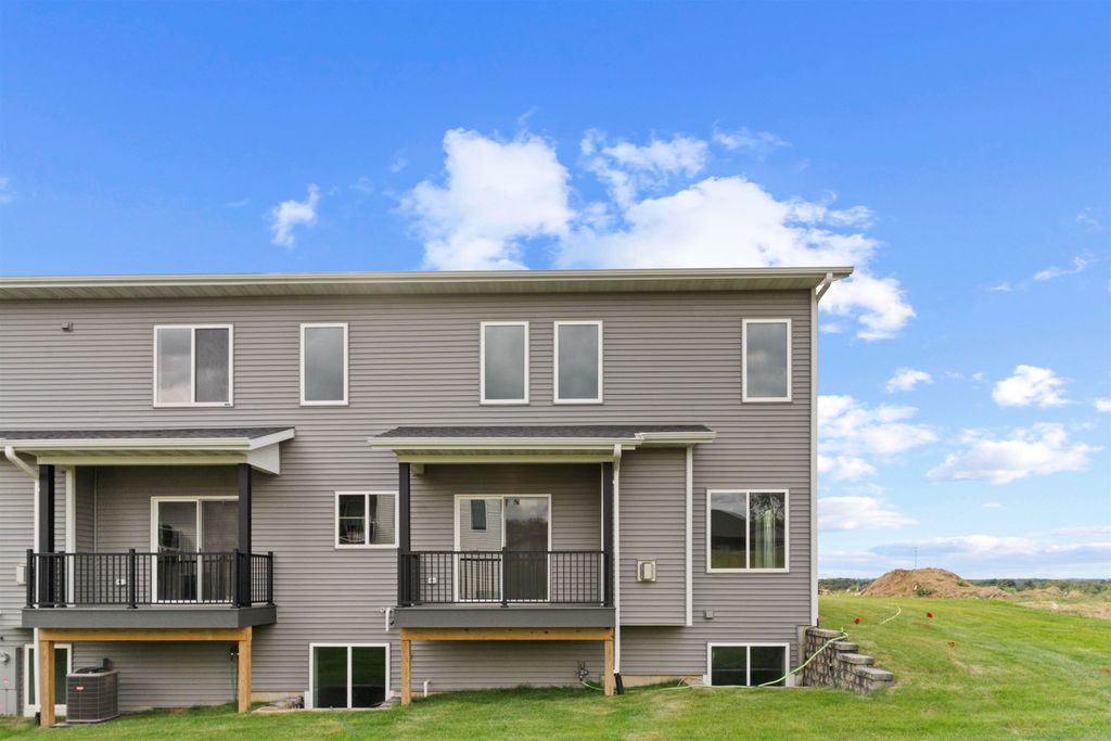 Photo of 1368 Autumn Ridge Lane, Dubuque, IA 52003 (MLS # 152947)
