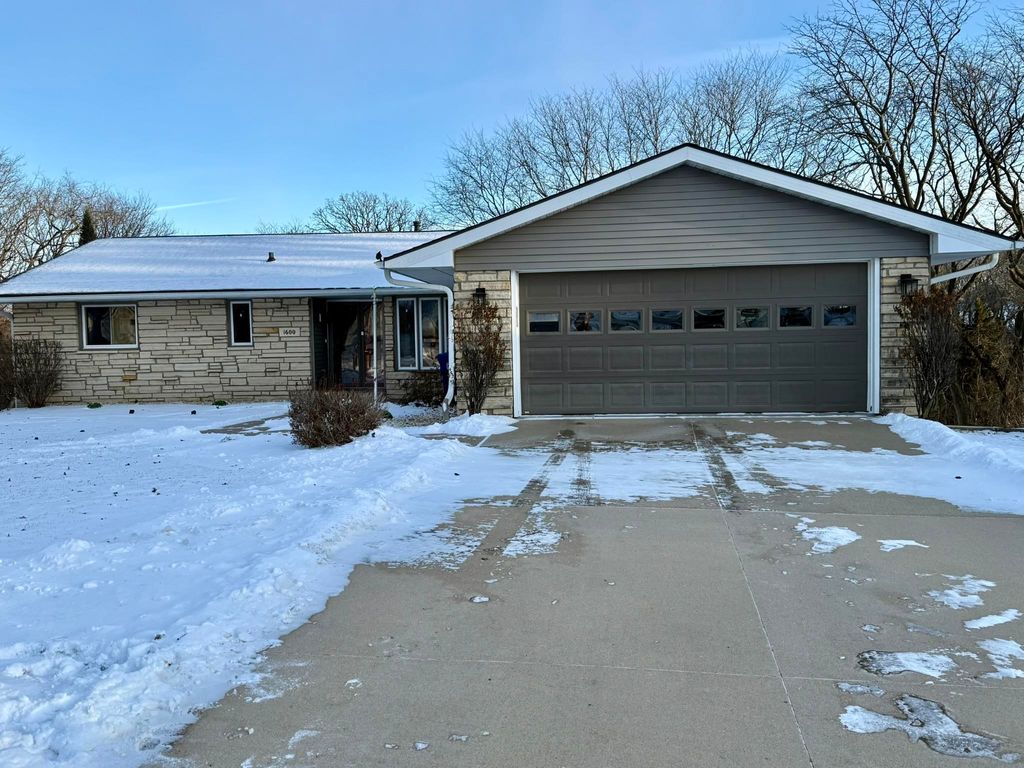 Photo of 1600 Lori Street, Dubuque, IA 52001 (MLS # 153760)