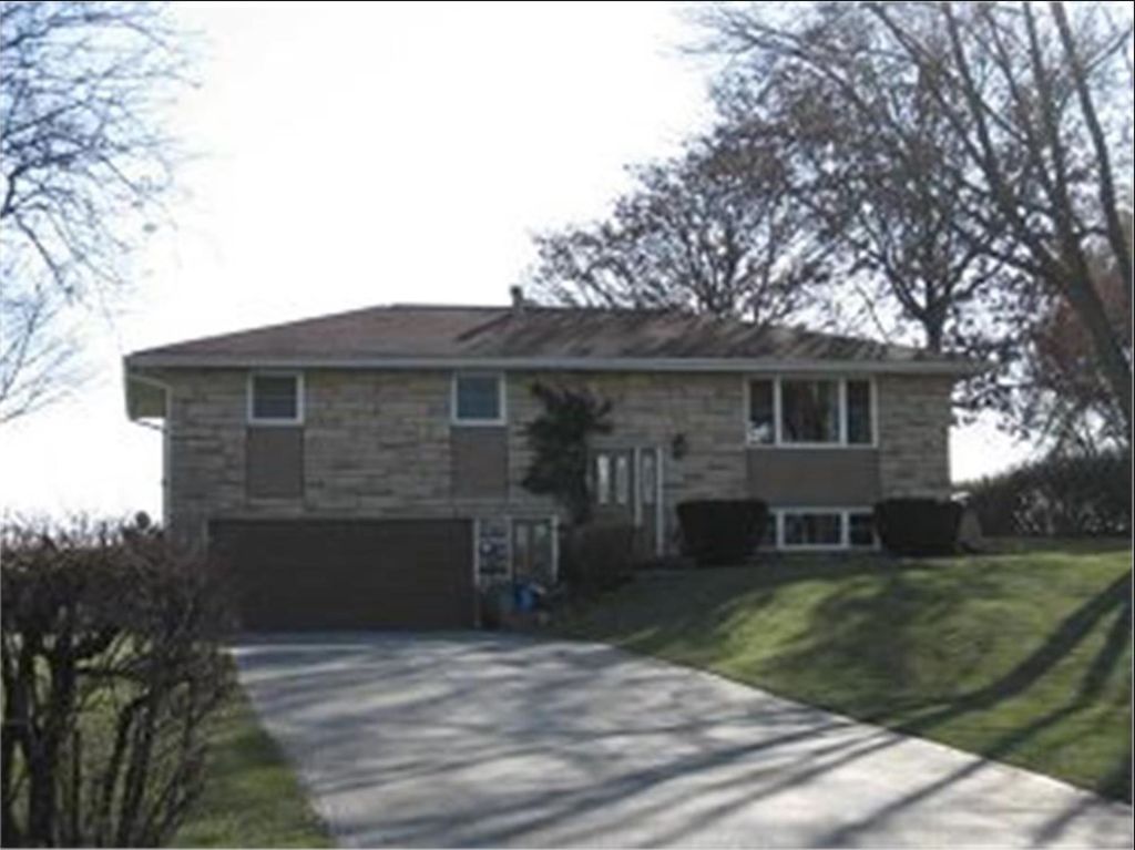 Photo of 14960 Old Highway Road, Dubuque, IA 52002 (MLS # 153827)