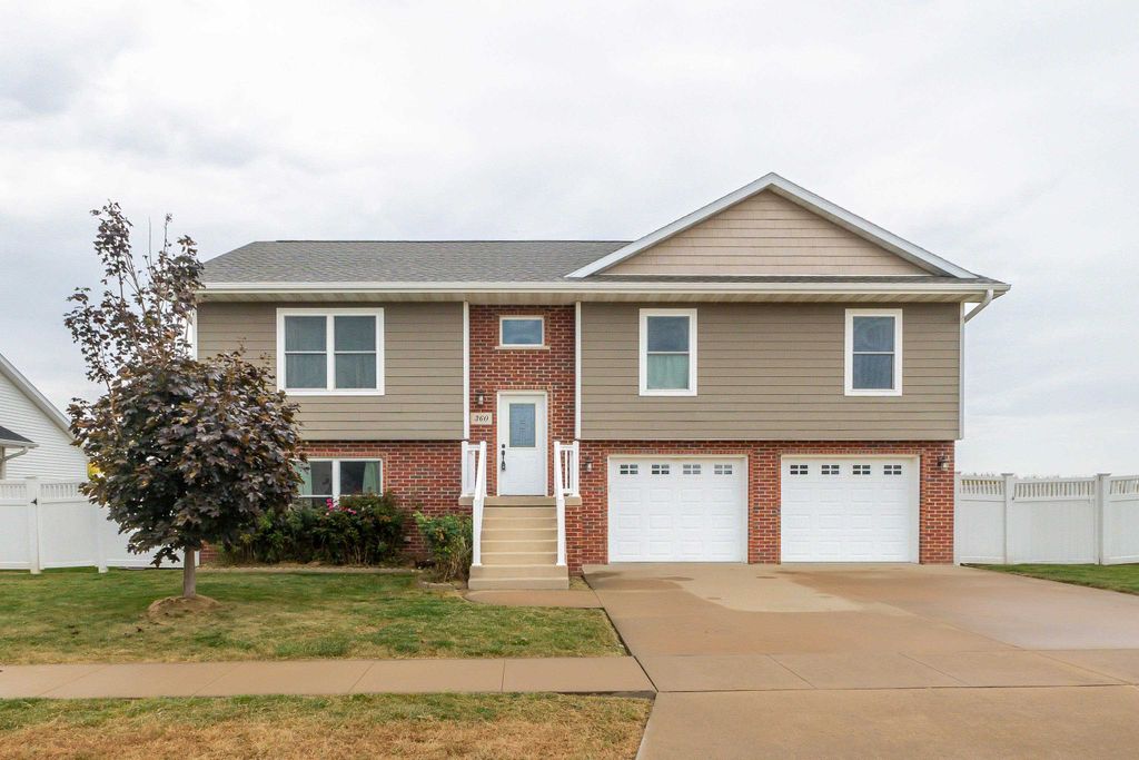 Photo of 360 Shrewsbury Lane, Dubuque, IA 52003 (MLS # 153036)
