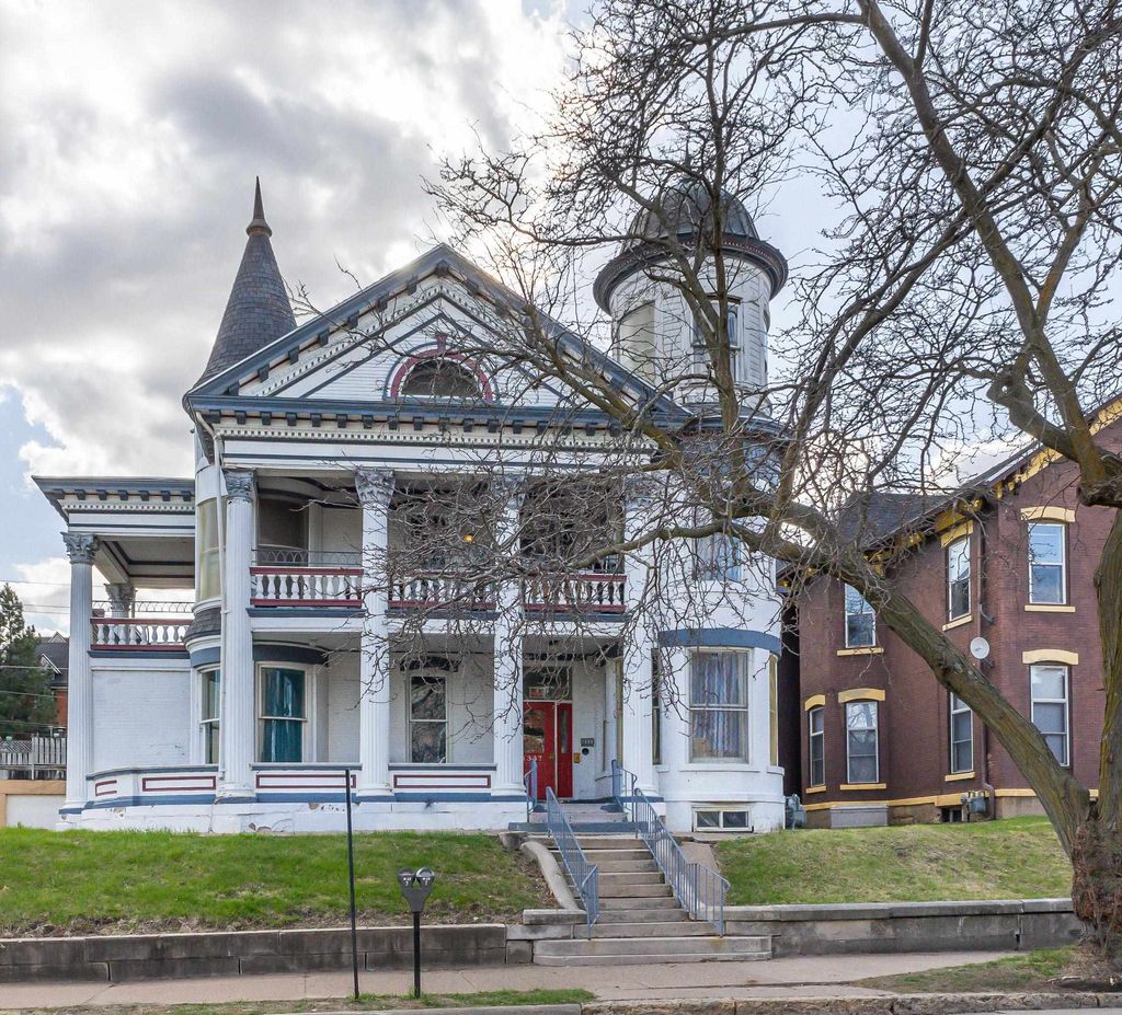 Photo of 1337 Main Street, Dubuque, IA 52001 (MLS # 151750)