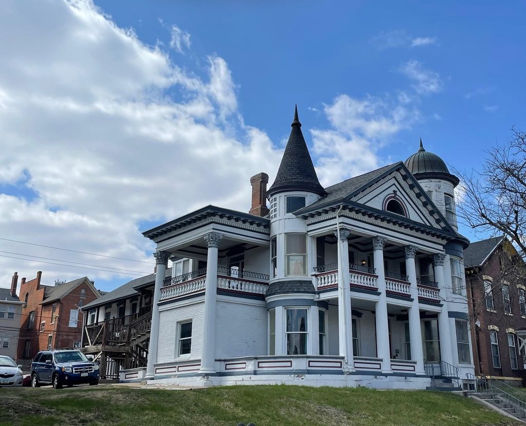 Photo of 1337 Main Street, Dubuque, IA 52001 (MLS # 151750)