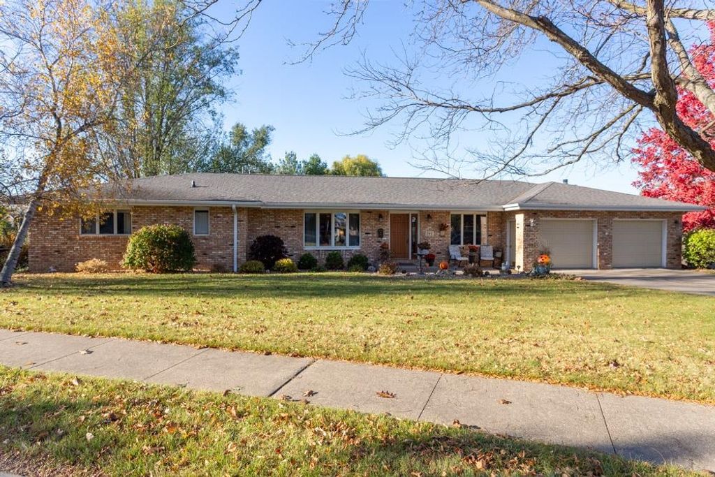 Photo of 743 Brookview Square, Dubuque, IA 52003 (MLS # 153370)