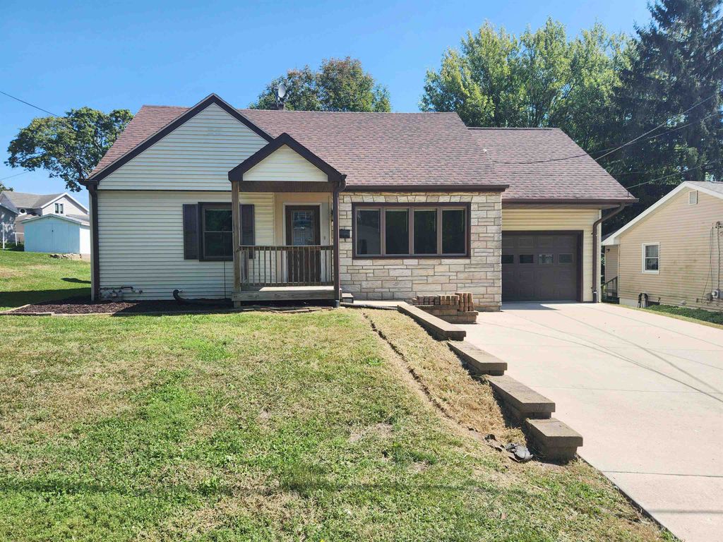 Photo of 1896 Floraview Drive, Dubuque, IA 52001 (MLS # 152960)