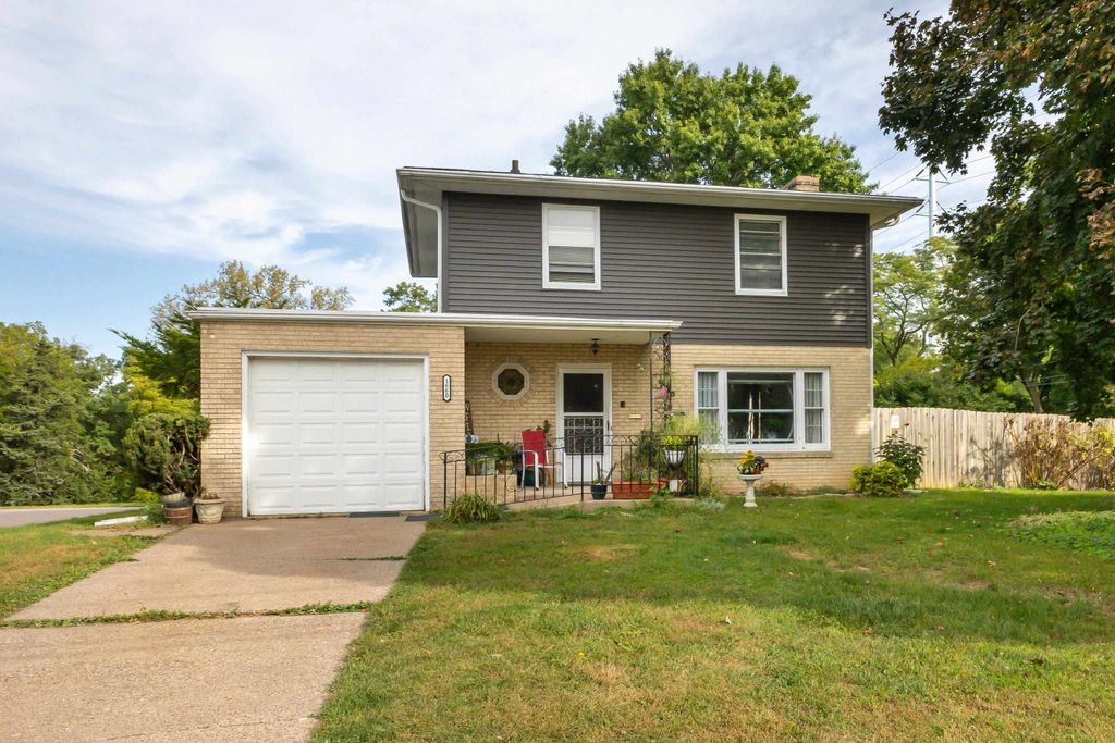 Photo of 1660 S Grandview Avenue, Dubuque, IA 52003 (MLS # 153170)