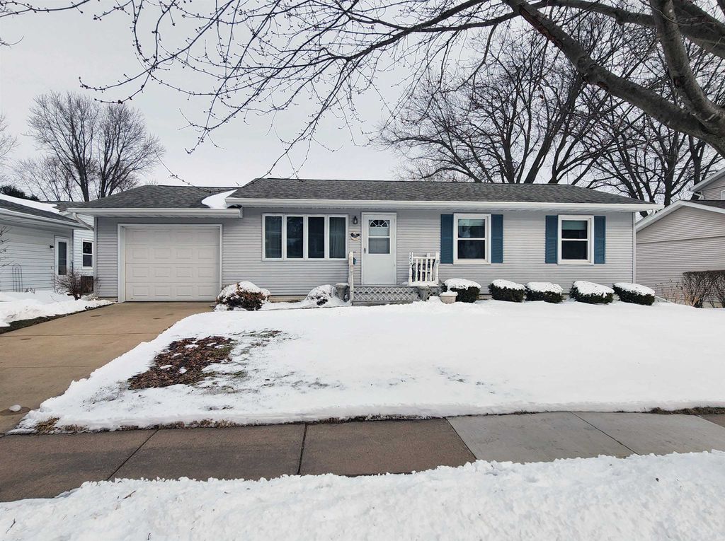 Photo of 2204 Graham Circle, Dubuque, IA 52002 (MLS # 154158)