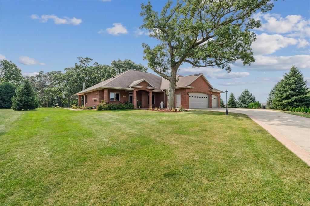 Photo of 911 SW 6th Street, Dyersville, IA 52040 (MLS # 153002)