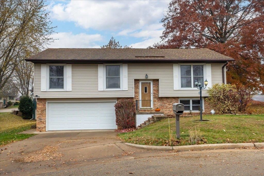 Photo of 3160 Sequoia Circle, Dubuque, IA 52003 (MLS # 153514)