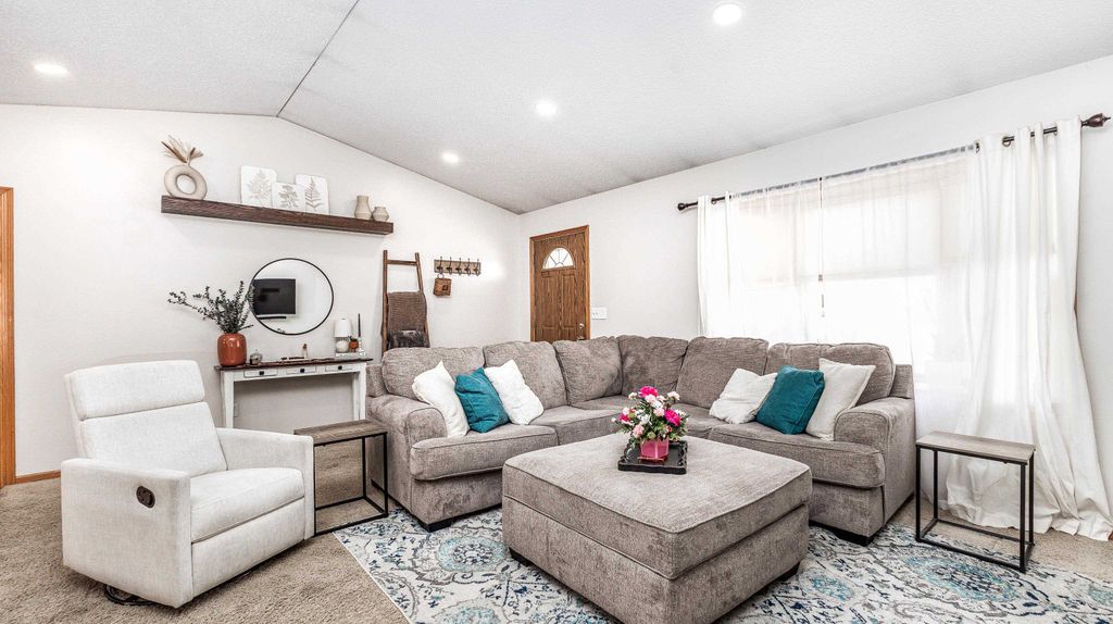 Photo of 602 S Willow Ridge Street, Peosta, IA 52068 (MLS # 154063)