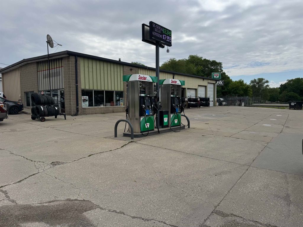 Photo of 1145 W Donald Street, Waterloo, IA 50703 (MLS # 152161)