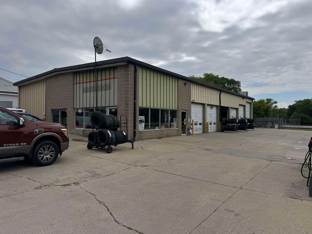 Photo of 1145 W Donald Street, Waterloo, IA 50703 (MLS # 152161)