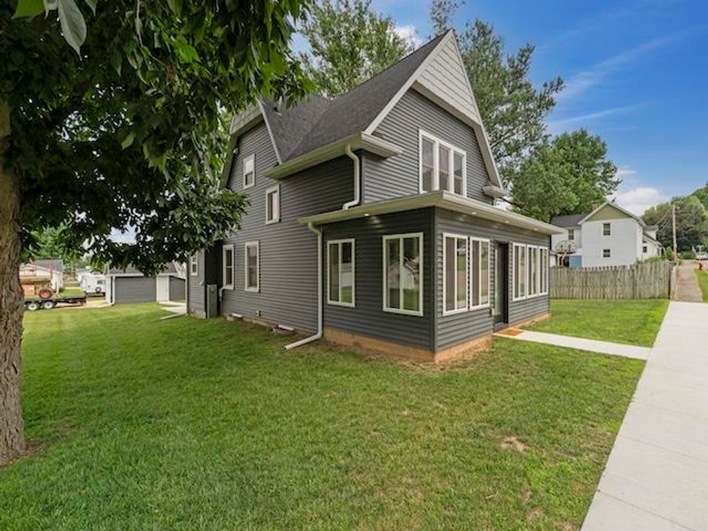 Photo of 1103 Mulberry Street, Bellevue, IA 52031 (MLS # 152976)