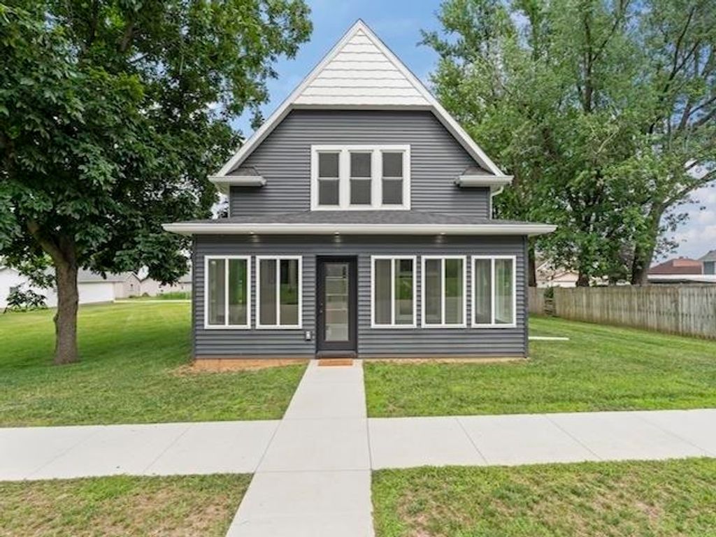 Photo of 1103 Mulberry Street, Bellevue, IA 52031 (MLS # 152976)