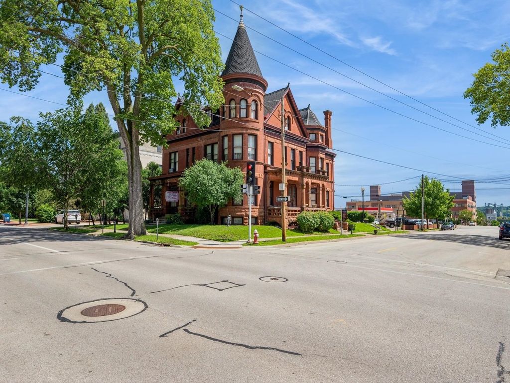 Photo of 504 Bluff Street, Dubuque, IA 52001 (MLS # 151710)