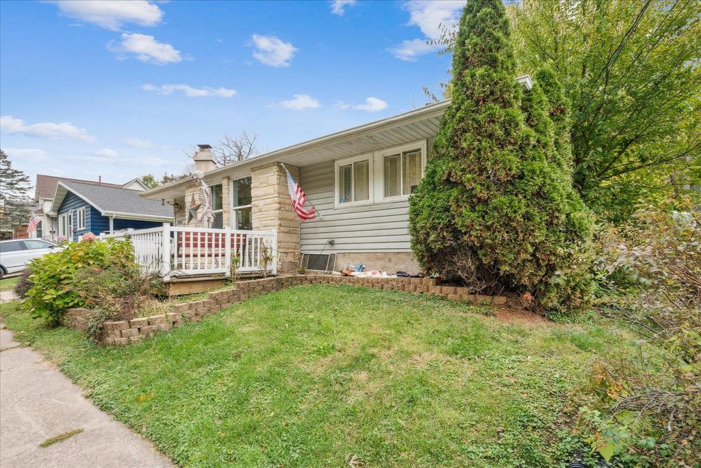 Photo of 2345 Roosevelt Street, Dubuque, IA 52001 (MLS # 153380)