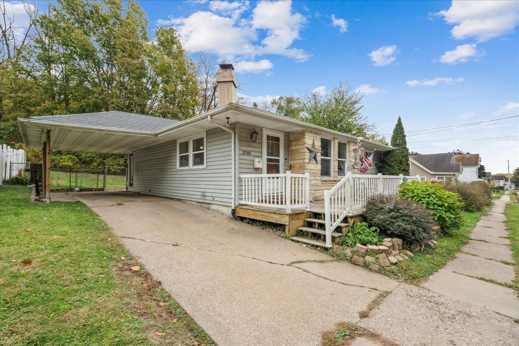 Photo of 2345 Roosevelt Street, Dubuque, IA 52001 (MLS # 153380)