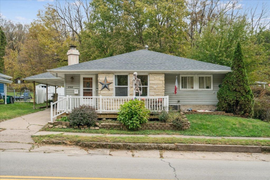 Photo of 2345 Roosevelt Street, Dubuque, IA 52001 (MLS # 153380)