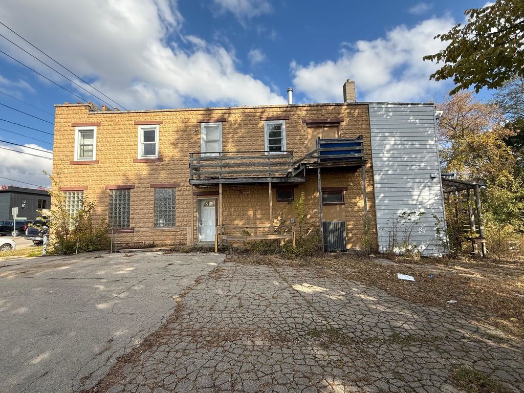 Photo of 2620 University Avenue, Dubuque, IA 52001 (MLS # 153382)