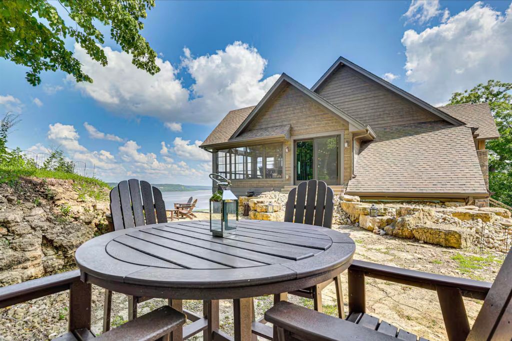 Photo of 20344 San Sebastian Drive, Dubuque, IA 52001 (MLS # 153321)