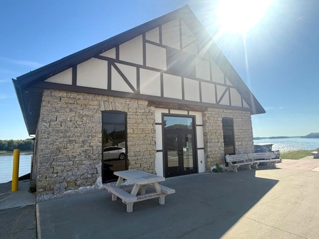 Photo of 305 S Riverview Street, Bellevue, IA 52031 (MLS # 153862)