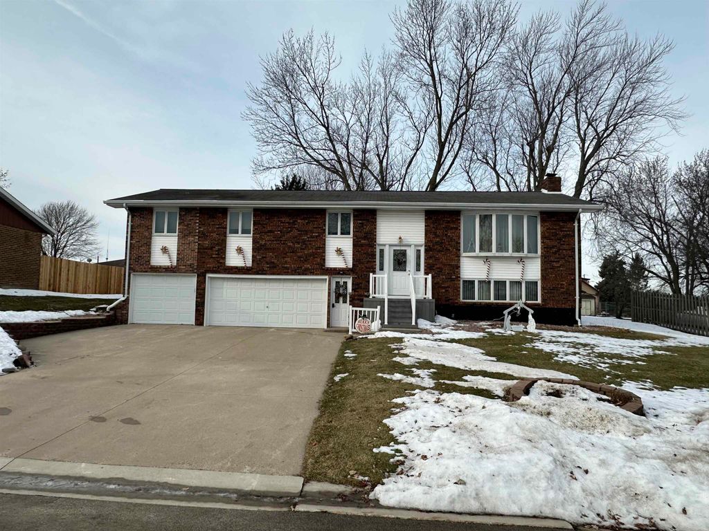 Photo of 951 Parkview Drive, Holy Cross, IA 52053 (MLS # 153635)