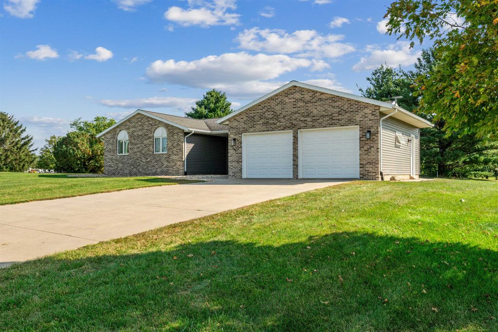 Photo of 209 Woods Edge Drive, Edgewood, IA 52042 (MLS # 152946)